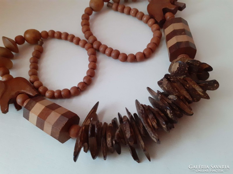 Retro beautiful condition oriental wooden necklace with screw switch