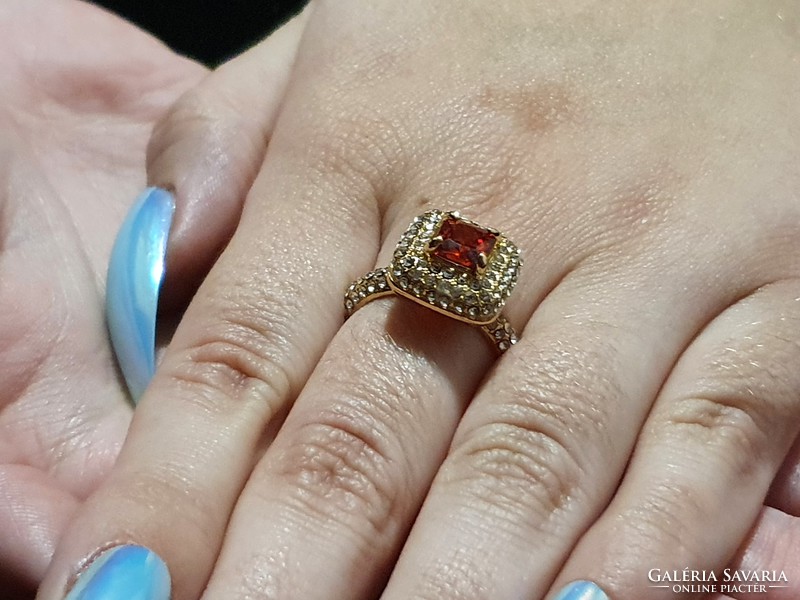 Striking zirconia stone rose gold fashion ring size 8! 3Karát!