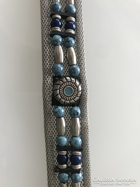 Elegáns fém öv sötétkék és türkiz színű gyöngyökkel, 85 cm hosszú