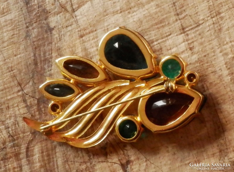 Brooch with large stones