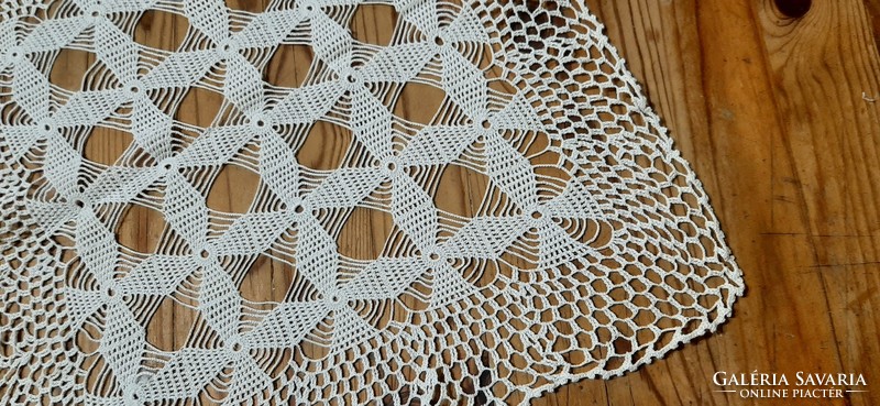 Lace tablecloth, handmade porcelain, ornaments under 31 x 31 cm.