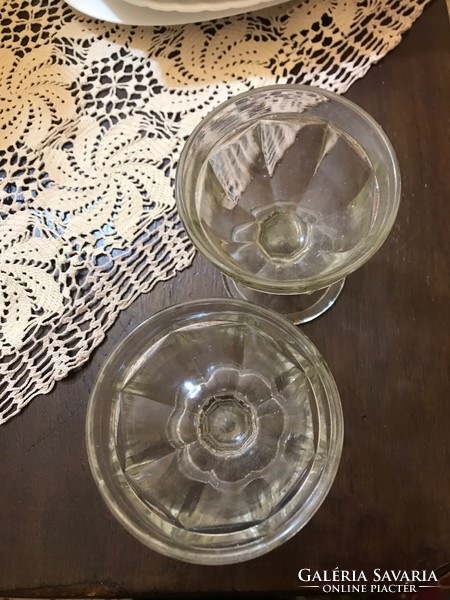 Üveg fagylaltos pohár/kehely,retro stílusban sérülésmentes állapotban.Magassága:11 cm átmérője: 8
