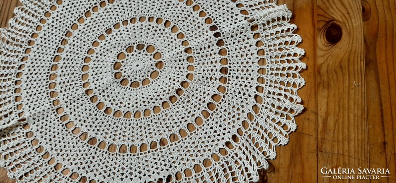 Lace tablecloth, needlework porcelain, ornaments under 32 cm.