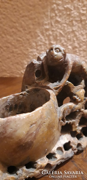 Kis keleti faragott ecsetmosó zsírkő váza - majom motívumos szobor