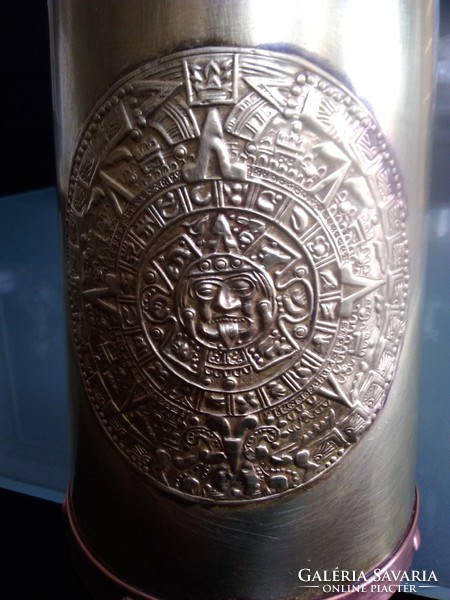 Mexikói sárga és vörösréz szegélyes kupa, Azték-Maja naptár díszítéssel!