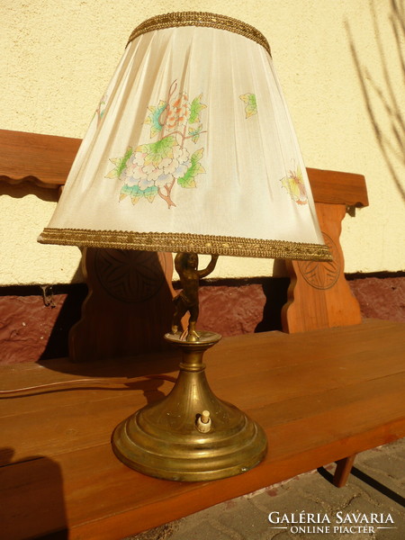 Antik, figurás, mintás lámpaernyős barokk, réz asztali lámpa működő állapotban