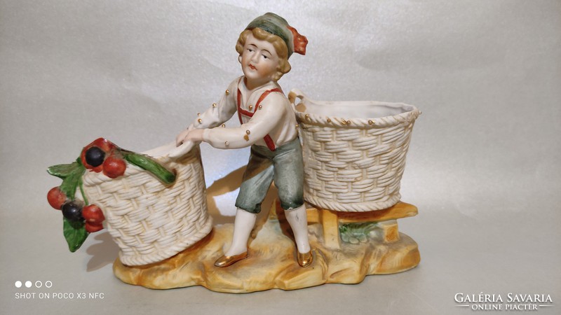 Antik porcelán figurális kínáló fiú kosarakkal aranyozott