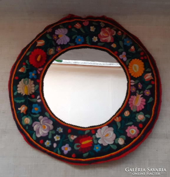 Régi posztóalapon Ó matyó hímzéssel készített falra akasztható tükör