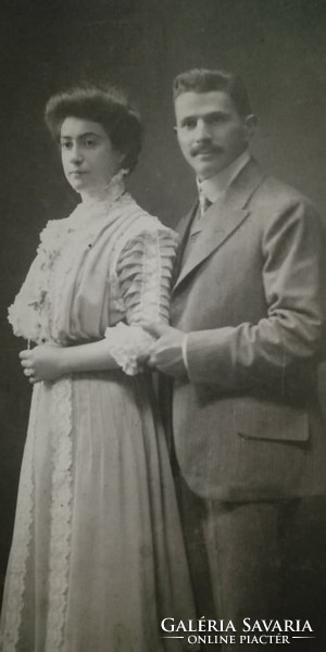 Photo of antique young couple from the workshop of photographer Vilmos Stahl in Újpest