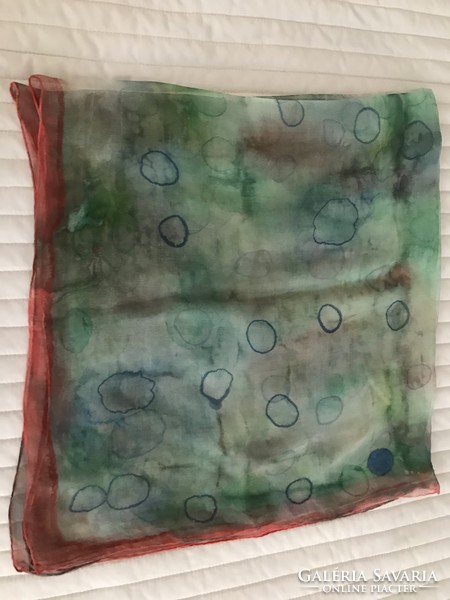 Leheletfinom selyemkendő batikolt mintàval, 88 x 84 cm