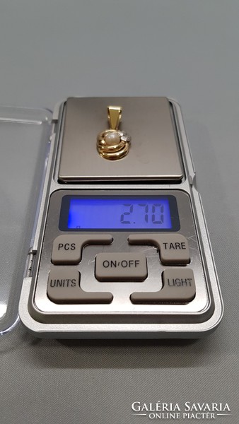 14 K arany medál gyémánttal és gyöngyel 2,7g