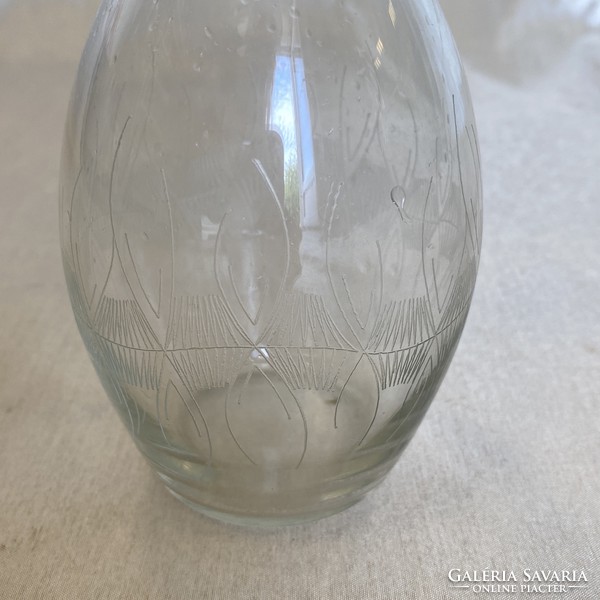 Patterned glass bottle