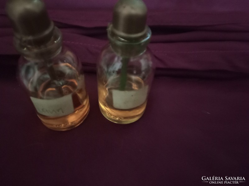 Két nagyon szép virágminta csiszolással díszített parfümös üveg