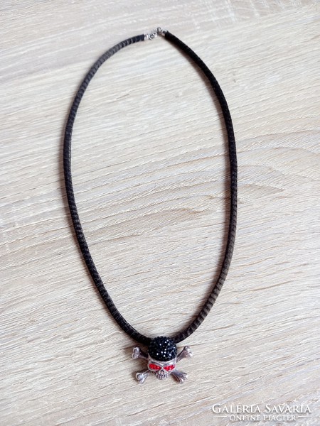 Skull pendant inlaid with silver stones