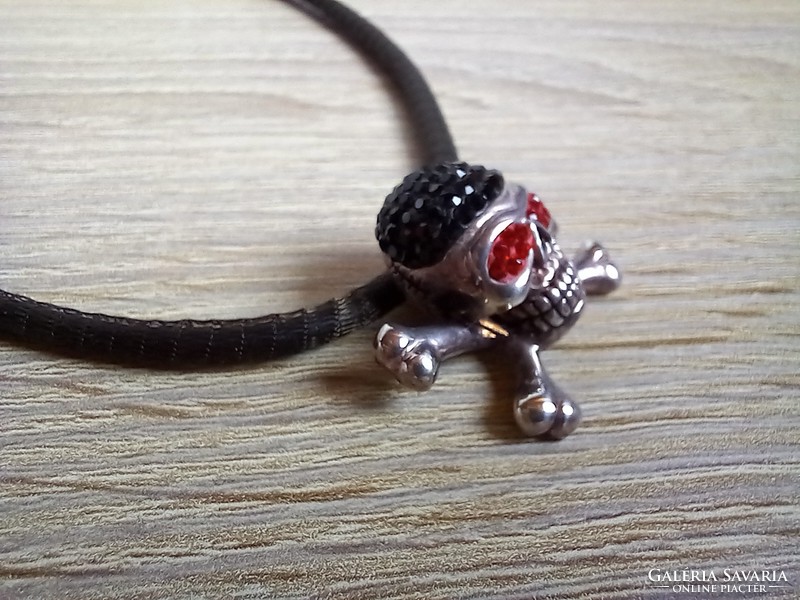 Skull pendant inlaid with silver stones