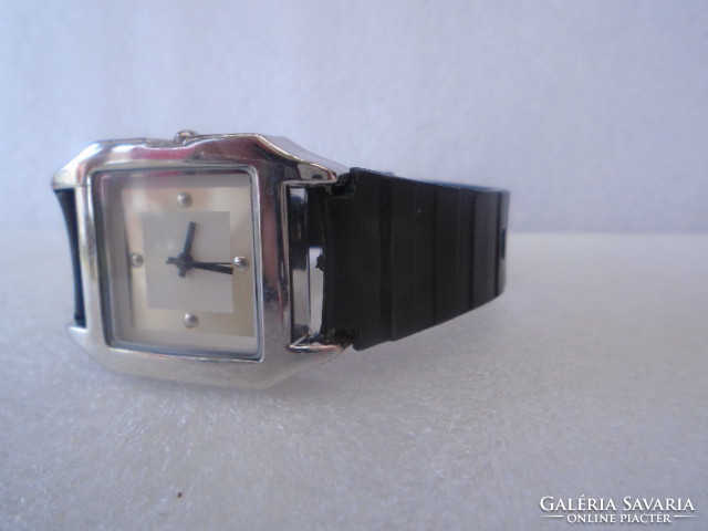 Luxus Cartier stílusú ffi klaszikus öltöny óra, az órán még a folia rajta van cca 3 x 4 cm  700 ft