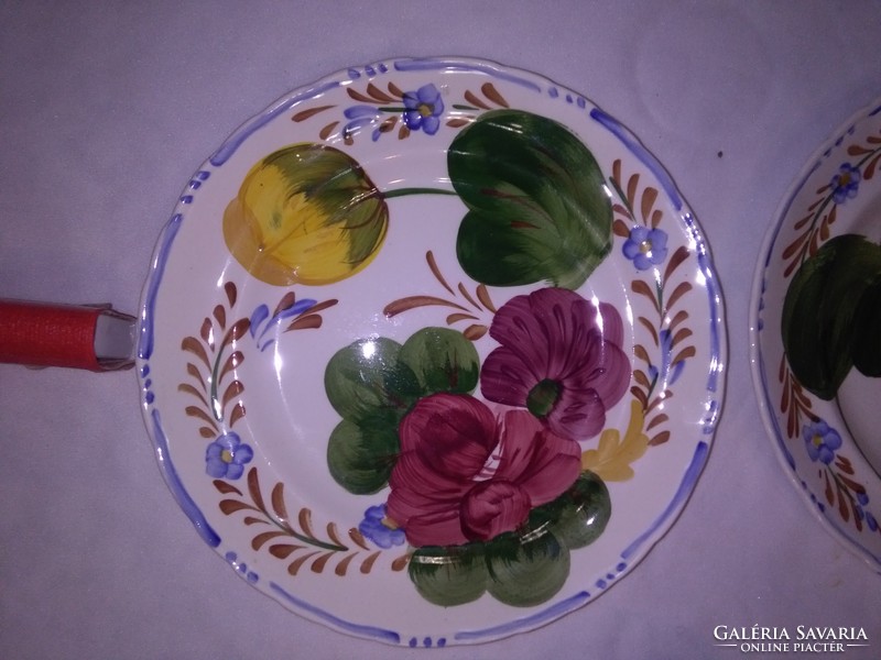 Set of two floral decorative plates + small jugs