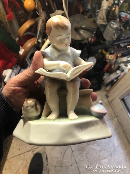Porcelain statue of a little girl reading in Zsolnay, 18 x 13 cm. From András Szinkó
