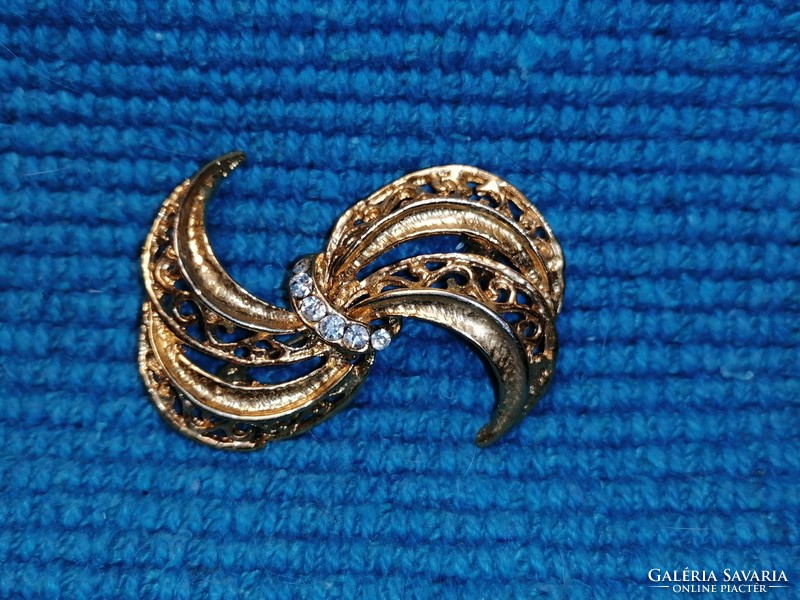 Gold colored brooch (249)