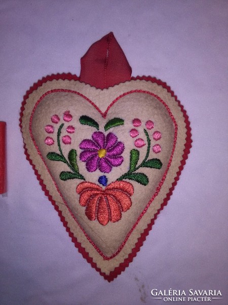 Retro felt embroidered pattern from Kalocsa - heart wall decoration