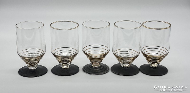 Gold-rimmed, stemmed wine glass (1.5 Dl)