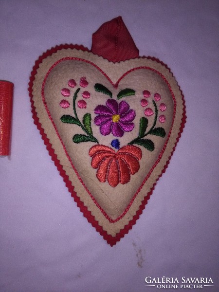 Retro felt embroidered pattern from Kalocsa - heart wall decoration