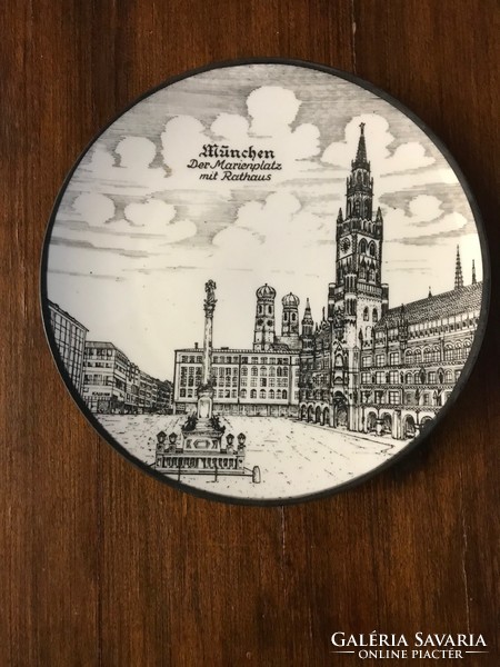 Porcelán fali tál,Marienplatz / München/ látképével,jelzés nélkül,matricás diszítéssel.