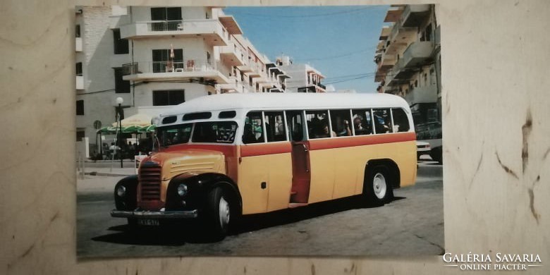 Retro képeslap egy veterán autóbuszról Máltában