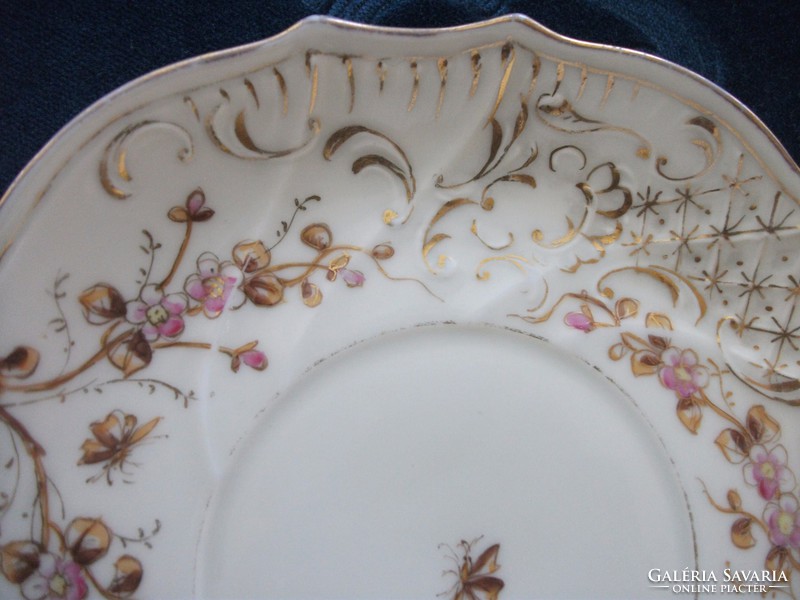 19.sz  Royal Vienna rokokó aranykontúrozott virág, rovar  dombor mintás tányér
