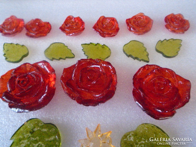 Iparművész által tervezett rózsák és levelek gyűjtemény vitrindísz vagy dekoráció  össz  18 db