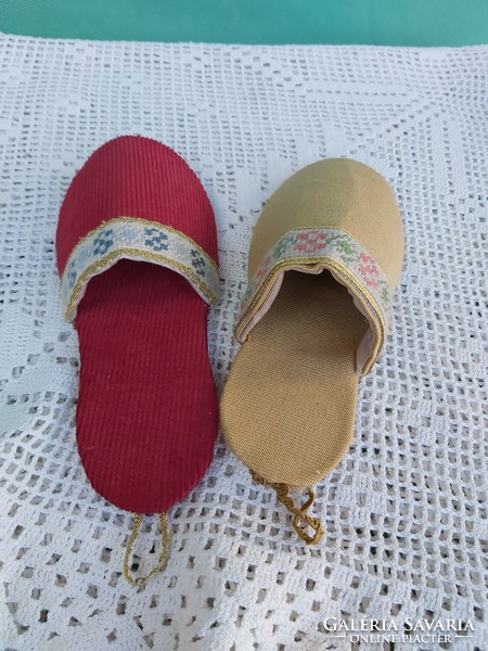 Beautiful slippers needle holder wall ornament nostalgia piece, collectible beauty