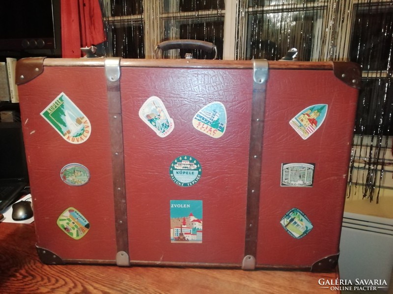 Antik útazó bőrönd faberakással matricákkal