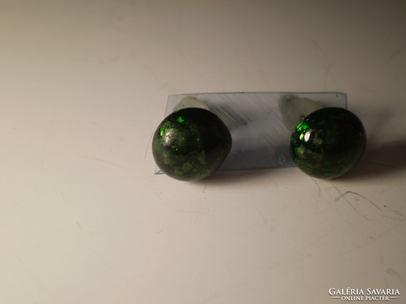 Üvegolvasztásos sötétzöld csillámos stiftes fülbevaló -szabályos formáju