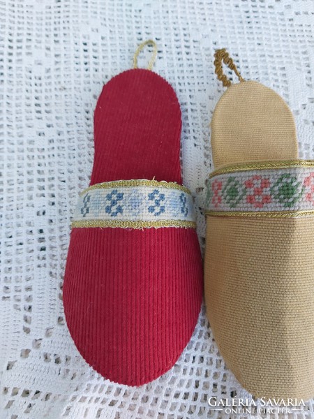 Beautiful slippers needle holder wall ornament nostalgia piece, collectible beauty