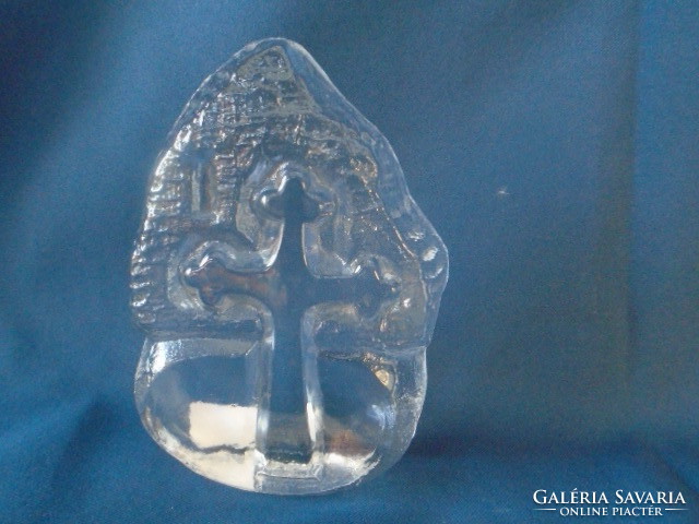 Lead crystal glass ornament depicting a Costa cross