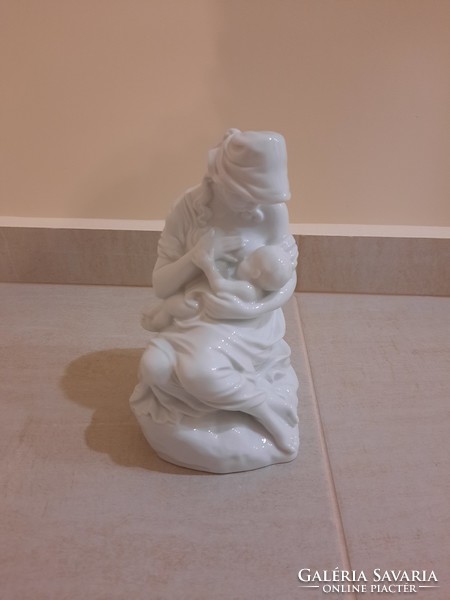 Fehér Herendi porcelán Anya gyermekével, Szoptató Anya figura