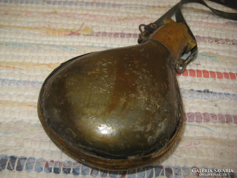 Gunpowder holder made of horn and yellow copper