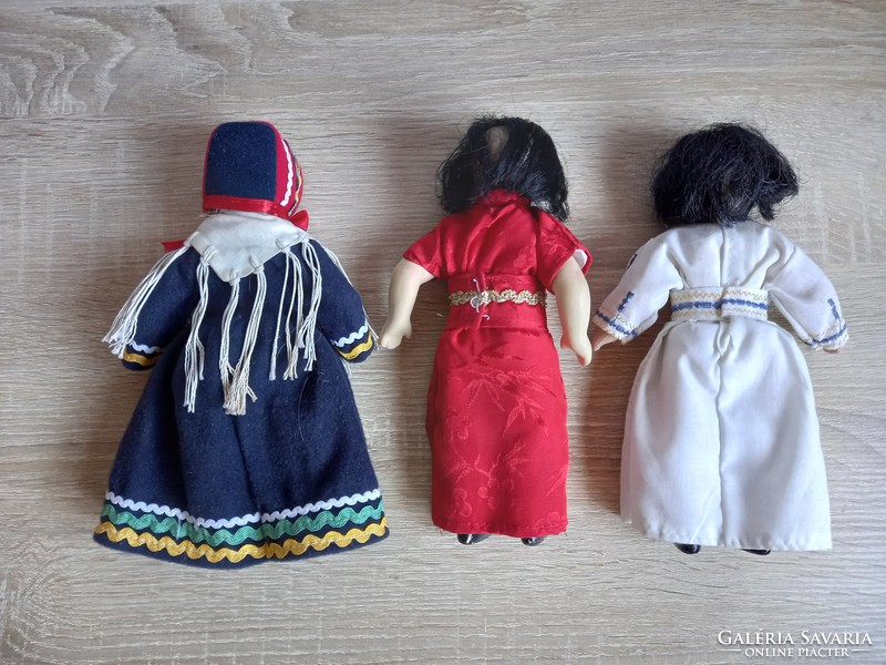 Porcelán babák eredeti öltözékükben