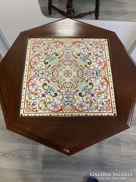 Table with fischer porcelain insert