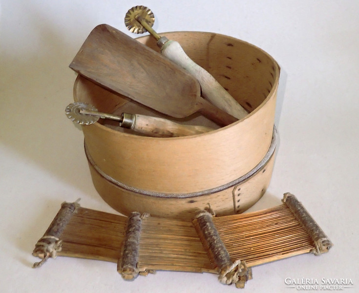 Régi retró vintage antik konyhai eszköz: derelye vágó szaggató, fa lapát, csigatészta készítő, szita
