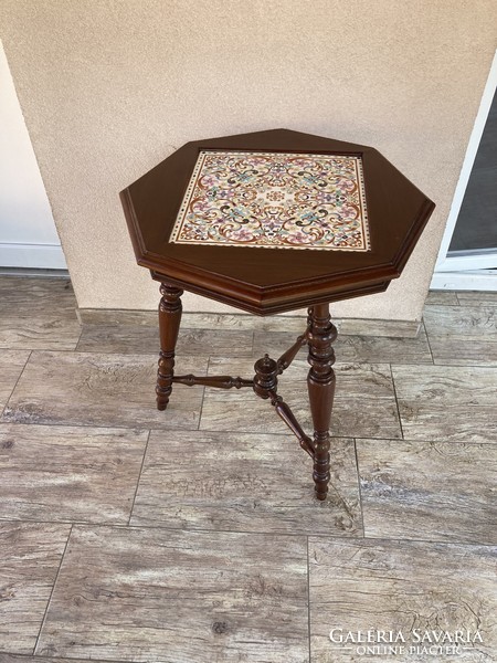 Table with fischer porcelain insert