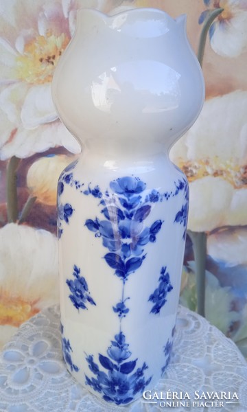 Kék virágos váza