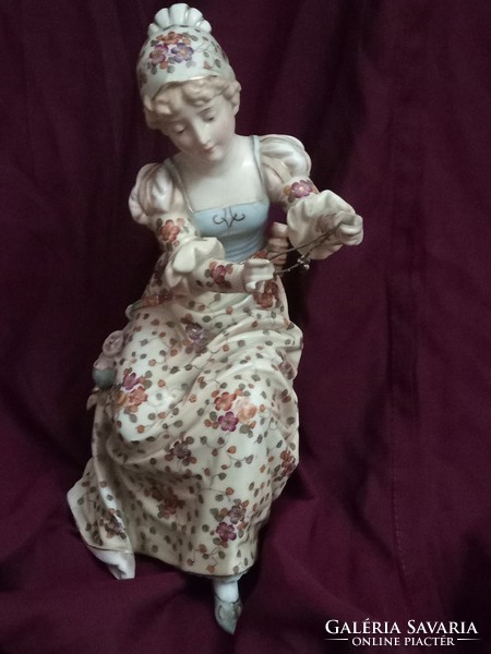 Special wonderfully detailed 18th century porcelain figurine