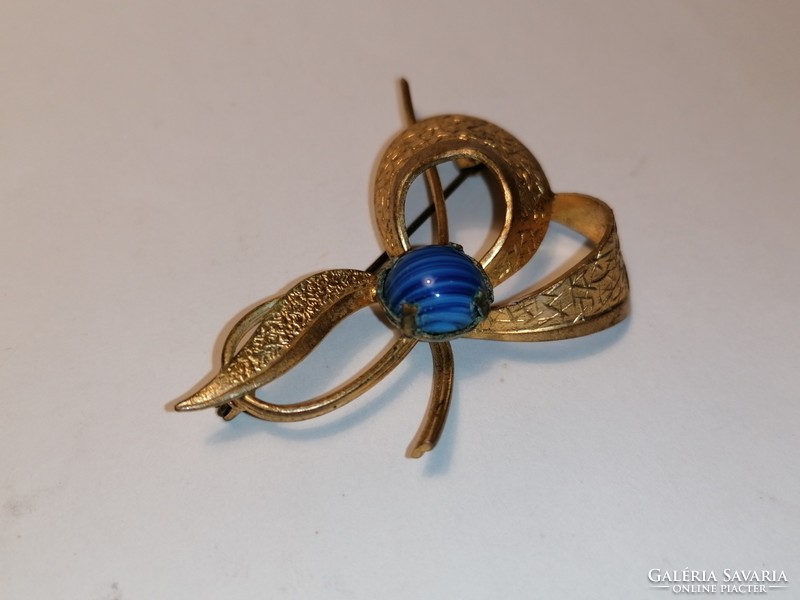 Antique gold colored brooch with blue glass (275)
