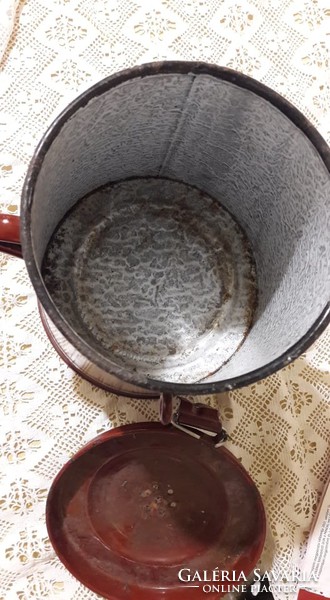 In a greasy bowl, in a Jászkisér bowl, a jug, small 2 l