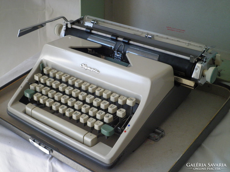 Vintage olympics sm9 de luxe bag typewriter