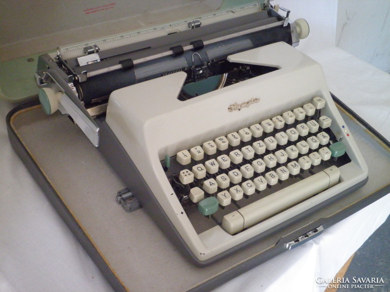 Vintage Olympia SM9 De Luxe táska írógép