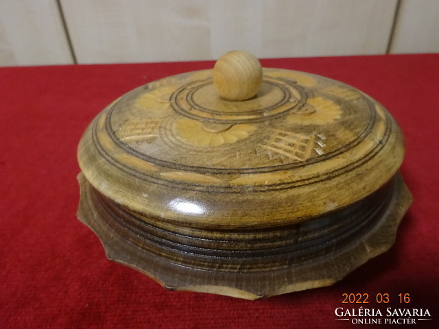 The diameter of the carved wooden jewelry box is 14.5 cm. He has! Jókai.