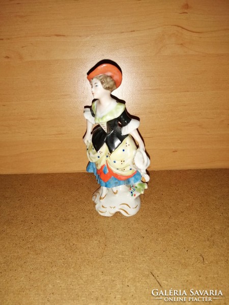 Porcelán hölgy locsolóval figura 12,5 cm (po-1)