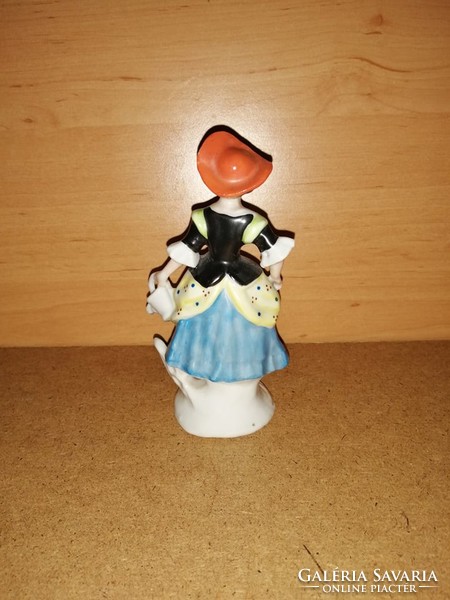 Porcelán hölgy locsolóval figura 12,5 cm (po-1)